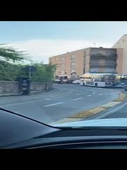 Vicenza, si aggrappa al bus in corsa e lo usa come un surf