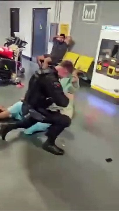 British_Pakistani_family_brutally_assaulted_by_the_police_at_the_Manchester_Airport.__n_nWarning_⛔️_Graphic_Content._https___t.co_F6BCXNsDsb