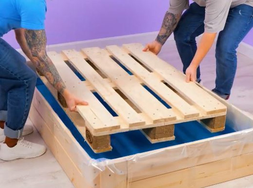 Cheap chic! Creating comfy bed with wooden pallets!
