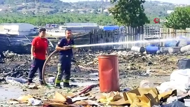 Geri dönüşüm deposunda çıkan yangın yarım saatte söndürüldü