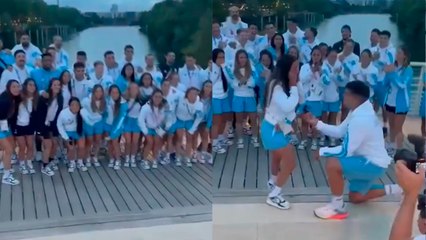 Pablo Simonet pide matrimonio a Pilar Camboy en la Villa Olímpica, durante foto entre el equipo de handball y hockey de Argentina