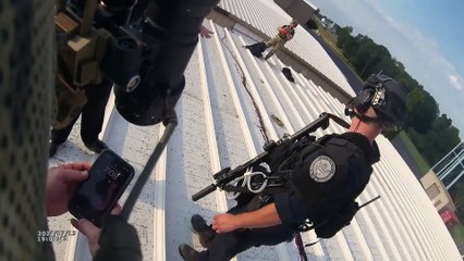 VÍDEO: Câmera corporal mostra agentes ao lado do corpo do atirador de Trump
