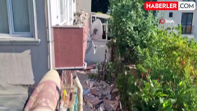 Bayrampaşa'da balkonu çöken üç katlı bina tedbir amaçlı tahliye edildi