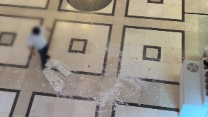 롯데월드몰 시네마 천장 구조물 추락...이용객 대피 / YTN