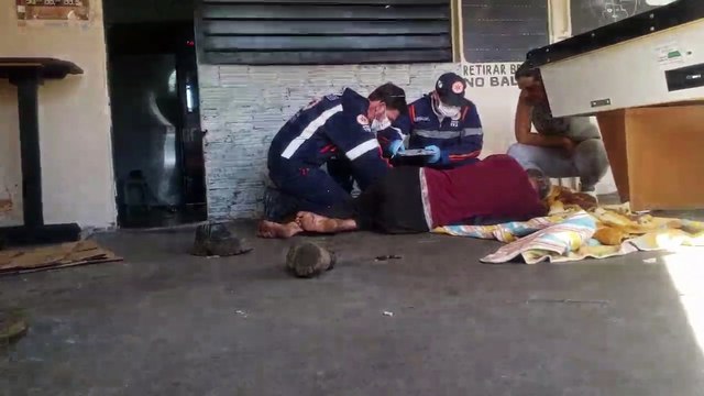 Morador de rua passa mal e é socorrido pelo Samu na rua Xavantes