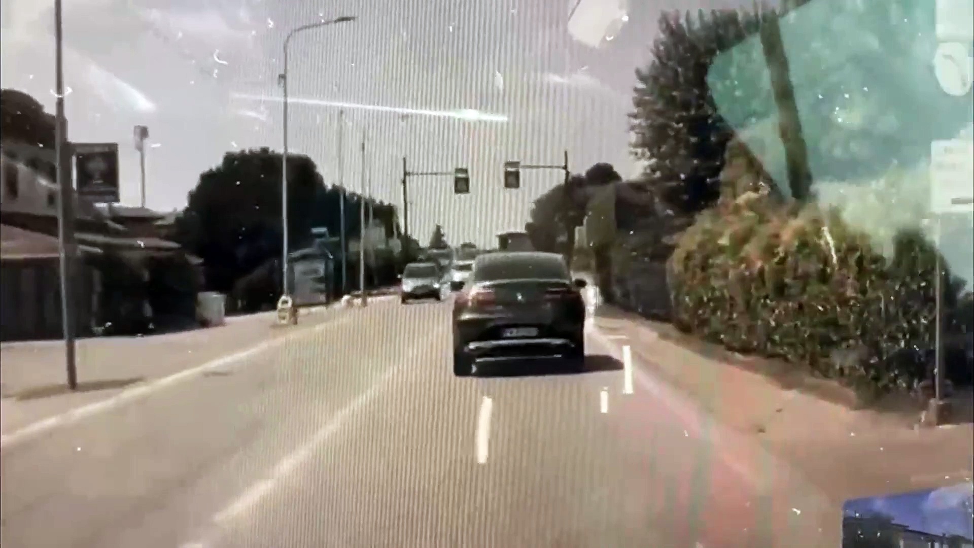 Video Incidente a Goito: il sorpasso azzardato dell'auto e lo scontro tra due camion che si ribaltano