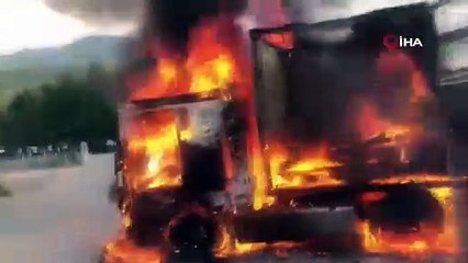 Kartepe'de tır yangını Geriye iskeleti kaldı