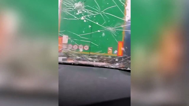Paura sull'autostrada: la grandine è così forte che rompe il parabrezza