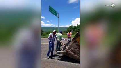 Habitantes de la Región Norte se organizan para arreglar parte de la carretera federal #23