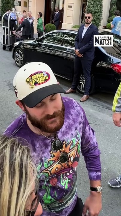 Le fils de Céline Dion, René-Charles Angélil, se prête au jeu des selfies à Paris