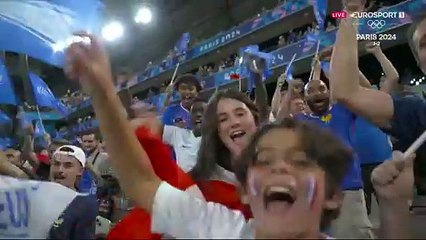 Une frappe puissante de Lacazette de 25 mètres libère les Bleus : son but en vidéo