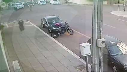 Câmera registra acidente que deixou motociclista ferido no Bairro Neva