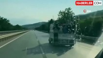 Kamyonet kasasında tehlikeli yolculuk kamerada