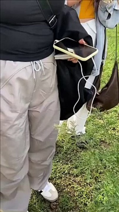 Girl Grab Baritannica  इस लड़की ने पकड़ा खतरनाक पौधा