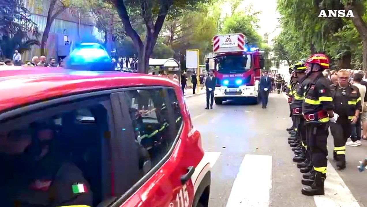 A Matera i funerali dei due vigili del fuoco morti durante lo spegnimento di un incendio