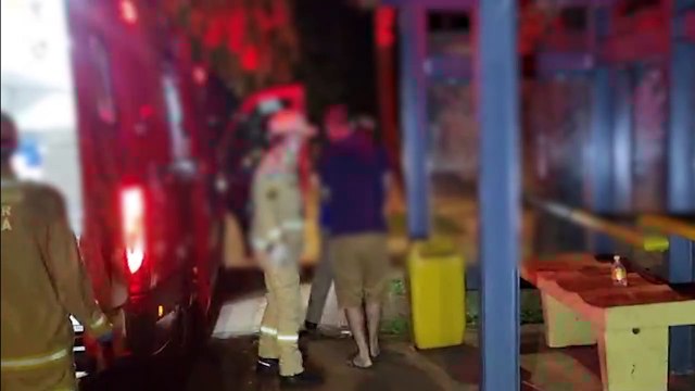 Homem que estava dormindo em ponto de ônibus no Santa Felicidade é socorrido pelo Siate