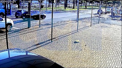Câmera registra acidente entre Polo e ônibus na Avenida Brasil