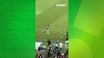 Cano é substituído e torcida canta para o ídolo.