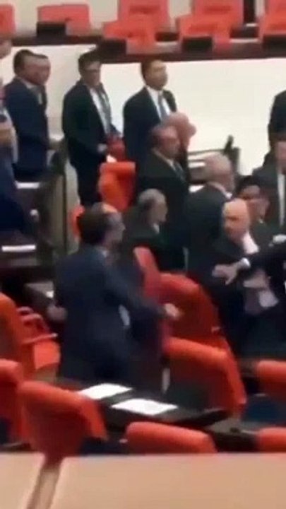 Eski Ulaştırma Bakanı Adil Karaismailoğlu’ndan, Genel Kurul'da AKP'ye "Hırsız" diyen DEM Partili Ali Bozan'a Osmanlı tokadı