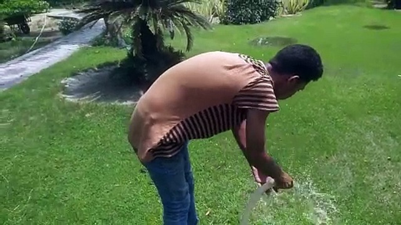 This boy is crazy do crazy thing !Bathing crazy way