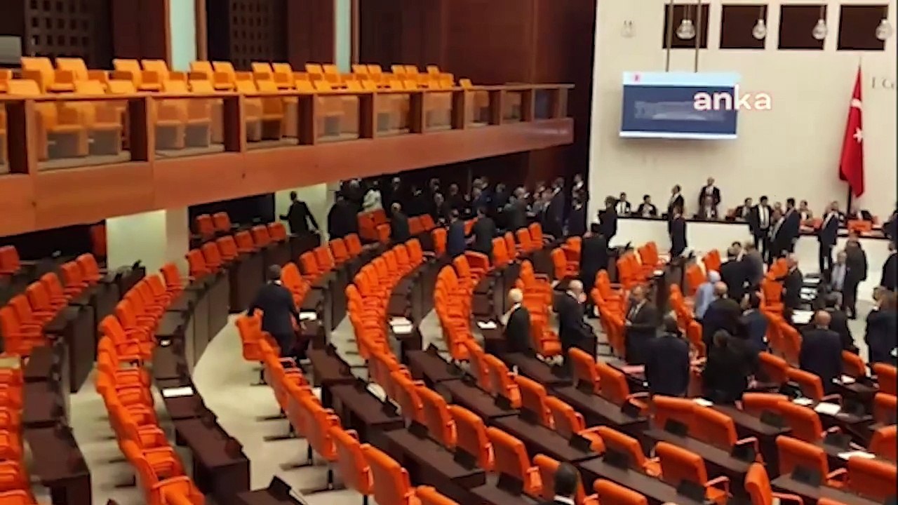 MHP'li vekille İYİ Partili vekil kavga etti, Meclis'te ortalık birbirine girdi!