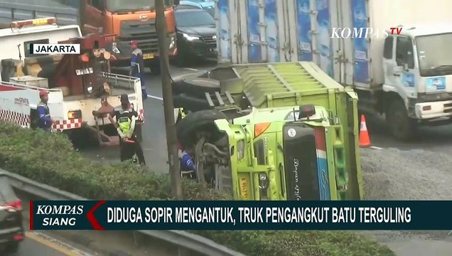 Diduga Sopir Mengantuk, Truk Pengangkut Batu Terguling di Tol JORR