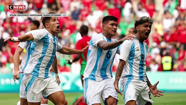 Des débordements ont perturbé hier soir le premier match du tournoi olympique de football opposant le Maroc à l'Argentine: Envahissements de terrain, pétard, interruption...