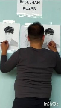 Hem sağ hem sol eliyle aynı anda Atatürk resmi çizdi