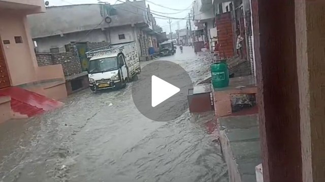 झमाझम बारिश के बाद घरों की दहलीज तक पहुंचा पानी, दरिया में तब्दील हुई गालियां, देखें VIDEO
