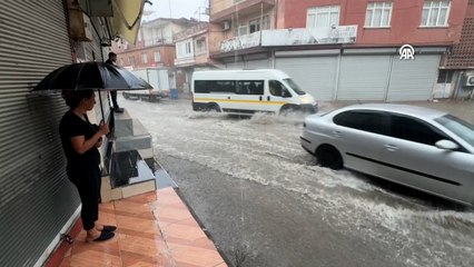 Adana'da sağanak yağış hayatı olumsuz etkiledi