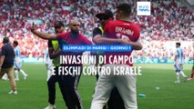 Olimpiadi di Parigi, i Giochi iniziano con un'invasione di campo e l'inno israeliano contestato