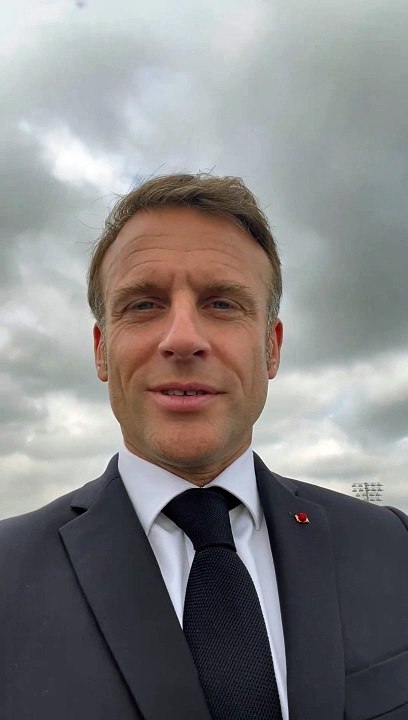 Emmanuel Macron : Ses selfies devant la tour Eiffel qui ne passent pas en pleine crise politique