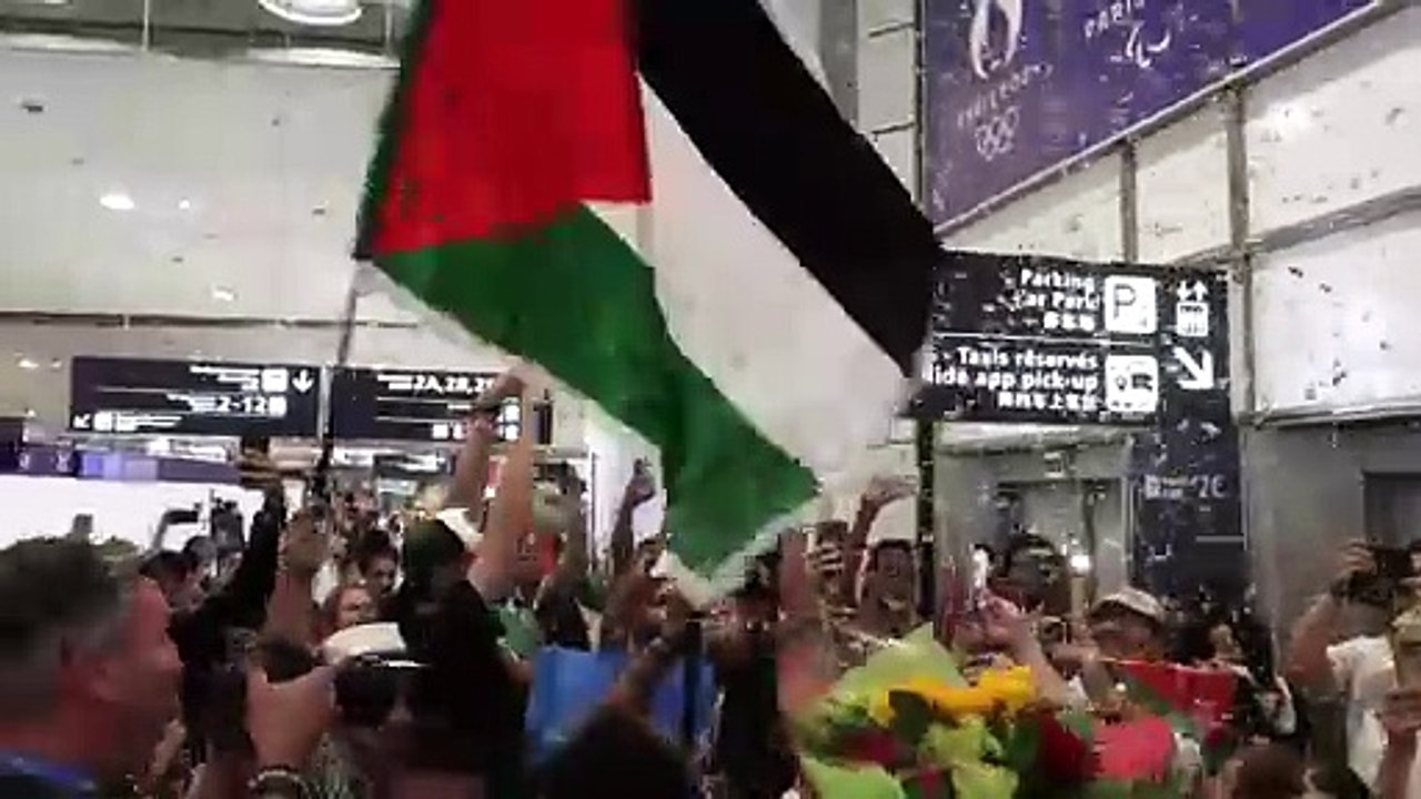 أولمبياد باريس: وصول البعثة الفلسطينية على وقع هتافات "تحيا تحيا فلسطين"