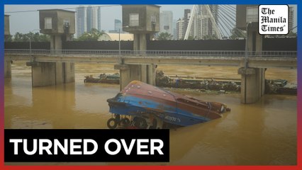 Strong rains, winds flip boat, barge in Pasig River