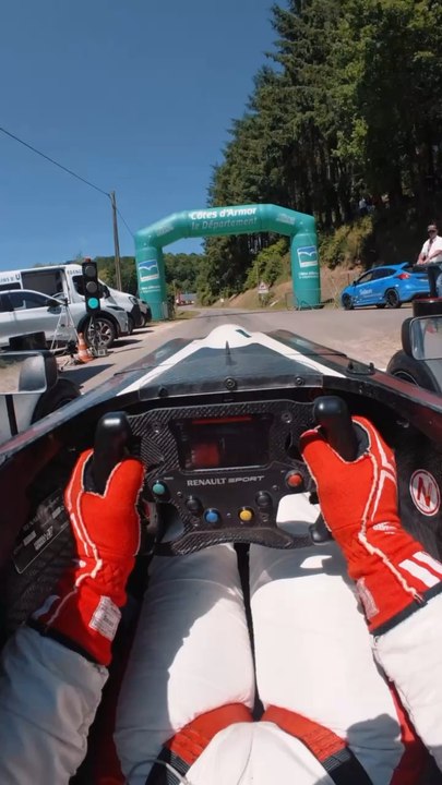 Tu connais la course de côte ?  Une monoplace, une route fermée, j’ai du aller le plus vite possible ! 