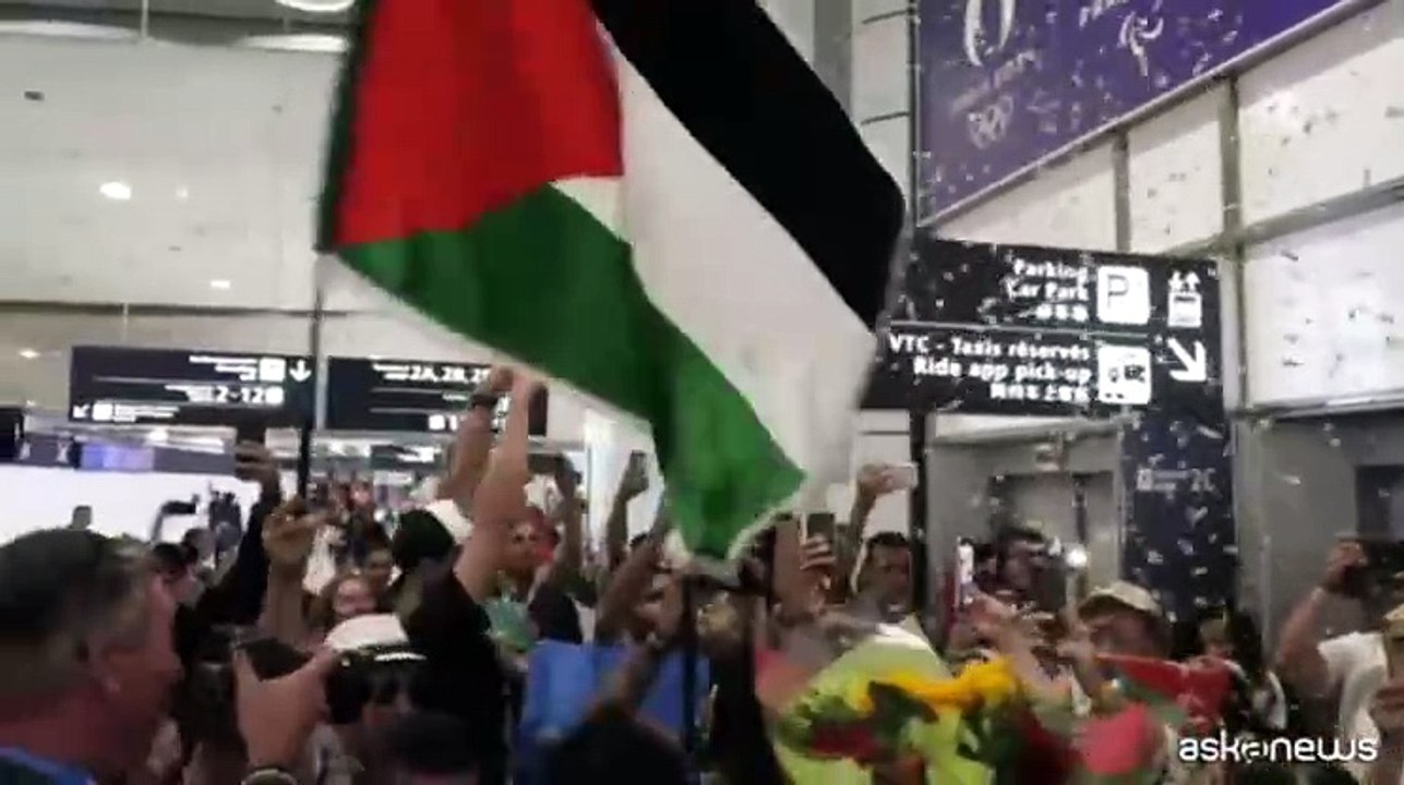 Parigi 2024, accoglienza calorosa per la squadra olimpica palestinese