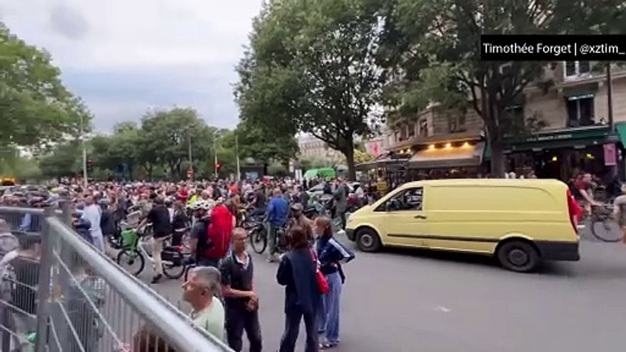 Pont Notre-Dame Bloqué : Habitants et Touristes Coincés sur la Rive Droite de la Seine