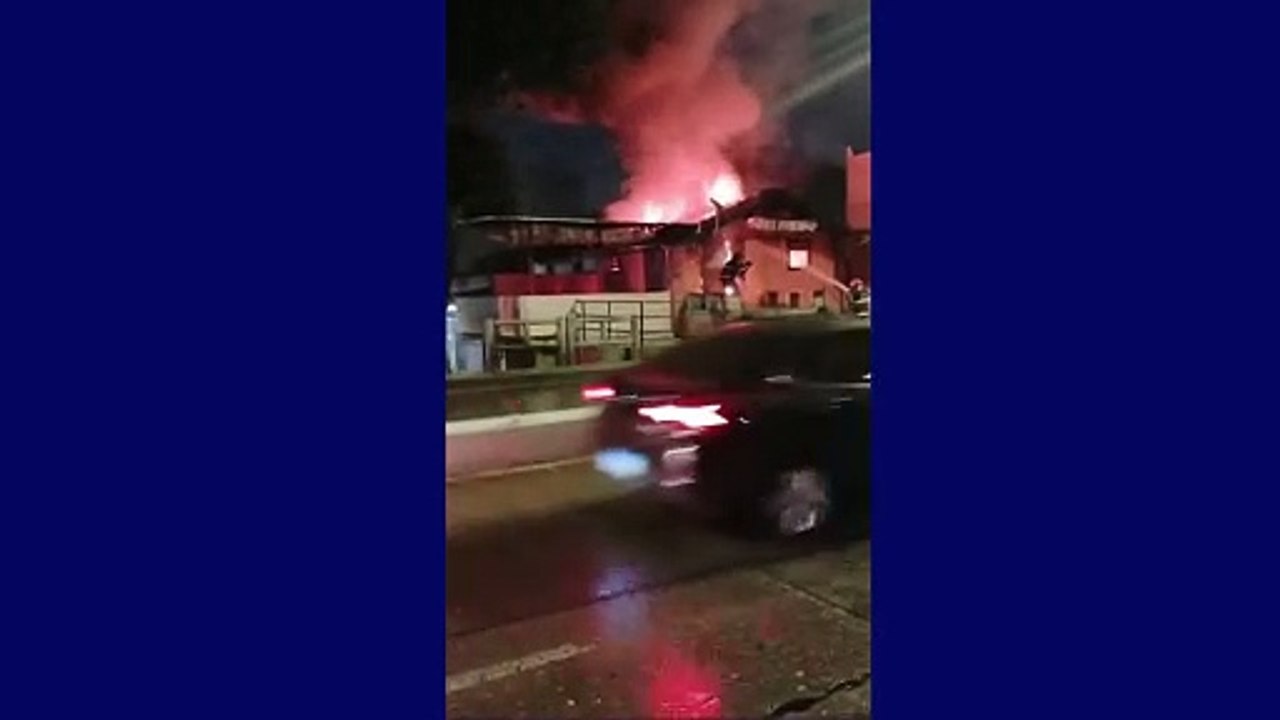 Incêndio em estabelecimento comercial na Avenida Norte na madrugada desta quinta-feira (25)