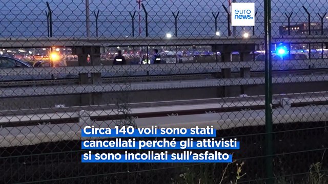 Germania, protesta degli ambientalisti: aeroporto di Francoforte bloccato per ore