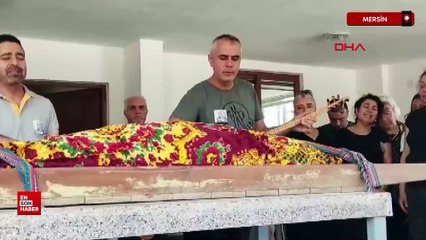 Mersin'de annesinin cenazesinin başında sevdiği türküleri söyledi