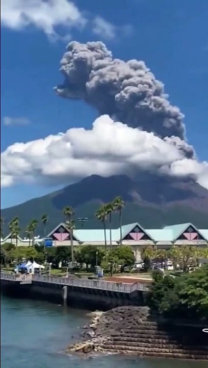 Ces nuages gris transpercent le ciel bleu