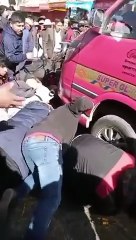 HOMBRE SE SALVA DE MILAGRO DE SER ATROPELLADO POR MINIBÚS EN LA CEJA