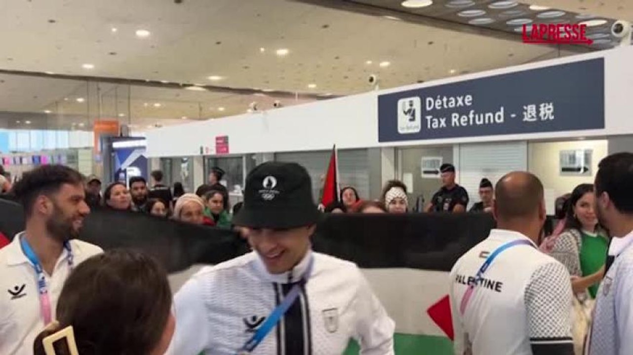 Parigi 2024, la squadra olimpica palestinese accolta con entusiasmo nella capitale francese
