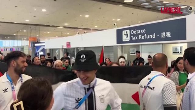 Parigi 2024, la squadra olimpica palestinese accolta con entusiasmo nella capitale francese