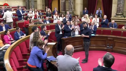 El ple del parlament ovaciona Ruben Wagensberg després de tornar de l’exili
