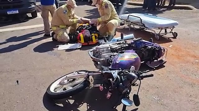 Moto e caminhonete se envolvem em colisão na Rua Minas Gerais