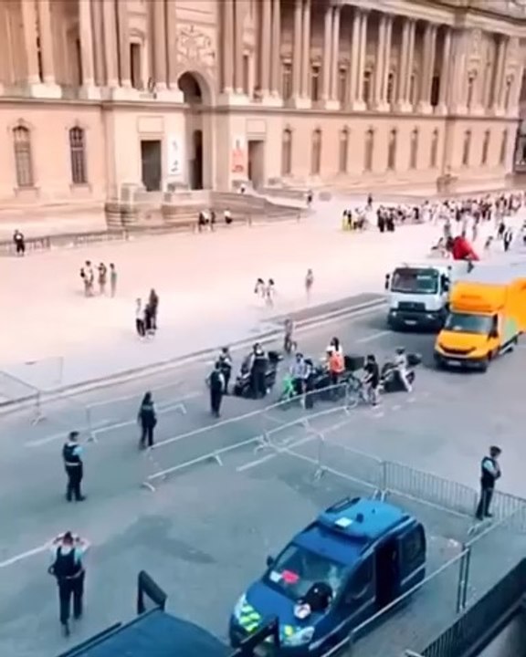 Cette #histoire de #qrcode risque de mal se terminer à #paris avec ces #jeuxolympiques2024 où les #parisiens se retrouvent #enfermés par les #grillages et autres #grilles pour des #raisons  de #sécurité. #habitants et #policiers sont sur les dents !!!