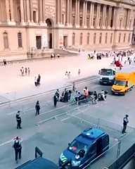 Cette #histoire de #qrcode risque de mal se terminer à #paris avec ces #jeuxolympiques2024 où les #parisiens se retrouvent #enfermés par les #grillages et autres #grilles pour des #raisons  de #sécurité. #habitants et #policiers sont sur les dents !!!