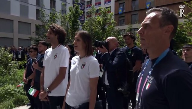Parigi: selfie, inno e felpa dedicata. Mattarella incontra gli atleti: Mi sento un po' fuori età
