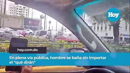 En plena vía pública, hombre se baña sin importar el qué